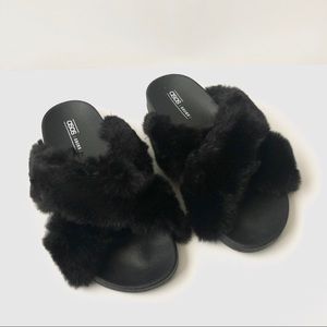 Black fluffy crossover slides
